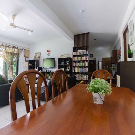 Poni Homestay Muara Exterior foto