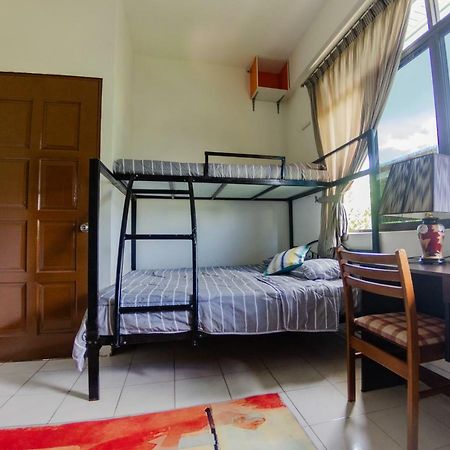 Poni Homestay Muara Exterior foto