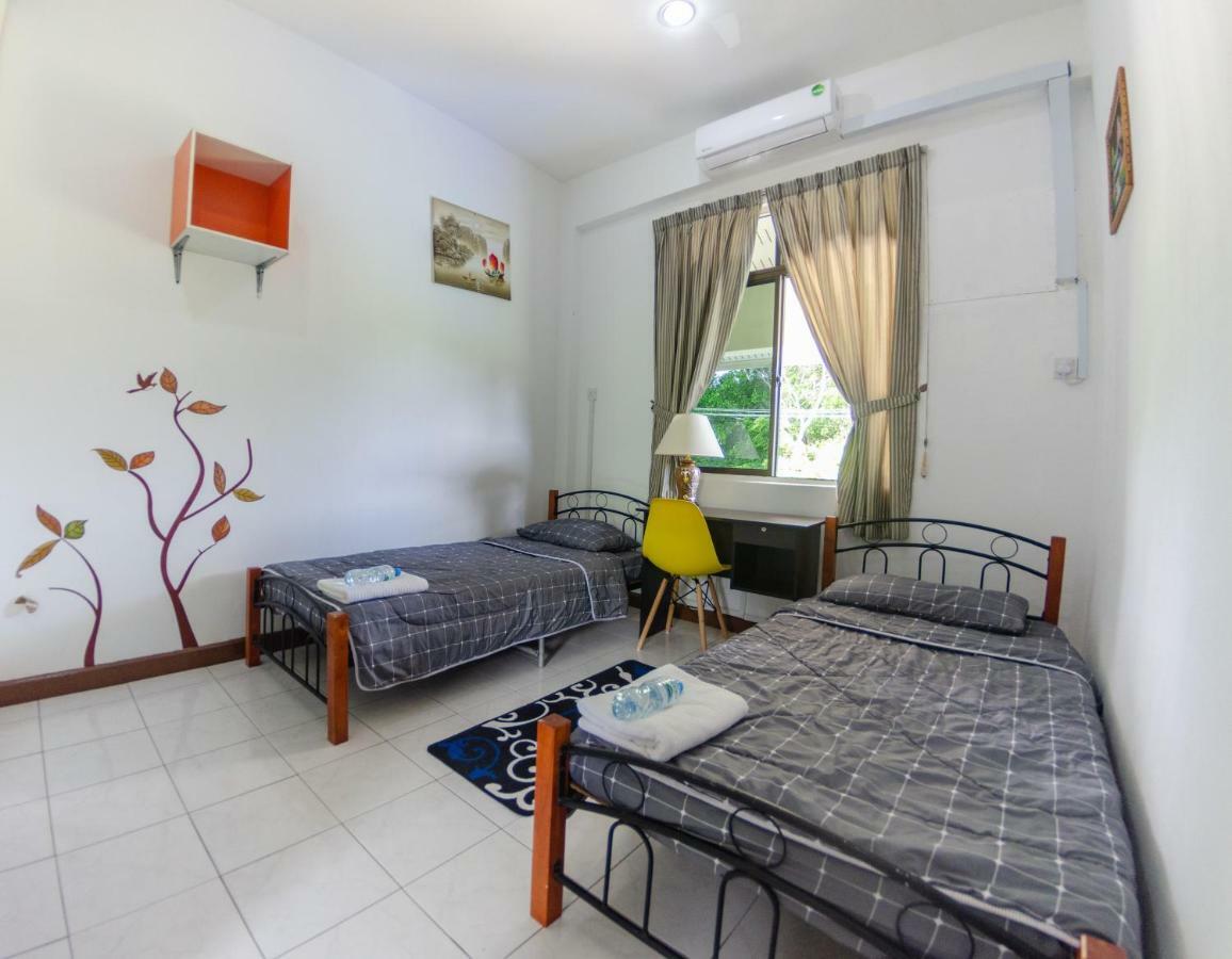 Poni Homestay Muara Exterior foto